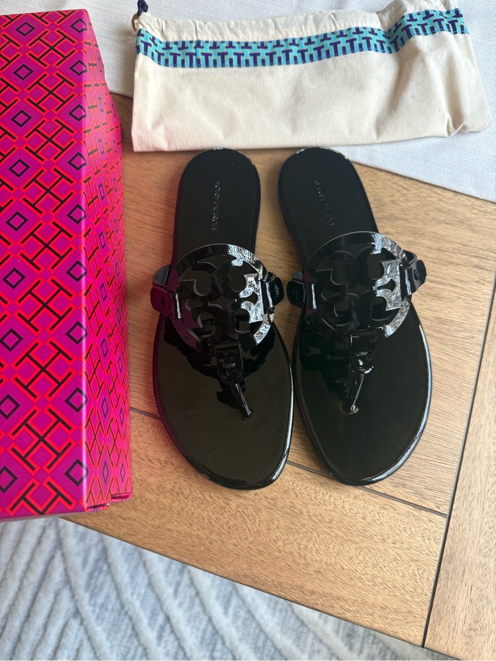 New Tory Burch Black calf Leather Logo Thong Sandals in patent black - Picture 2 of 7
